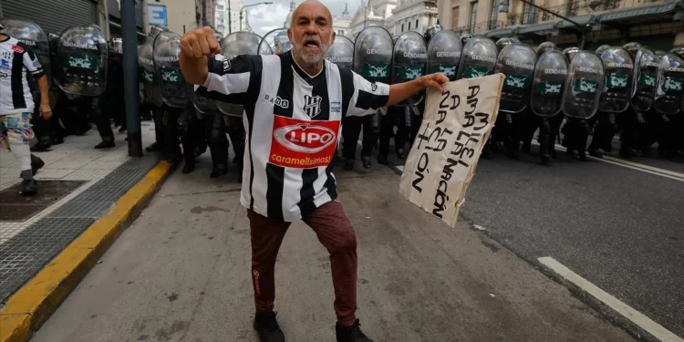Protestos na Argentina. Ultras juntam-se a reformados contra Milei