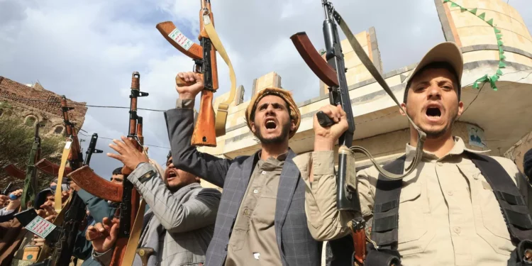 Huthis reagem a ataque dos EUA com ofensiva contra navios de guerra