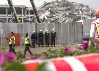 Busca por sobreviventes continua 72 horas após colapso na Tailândia