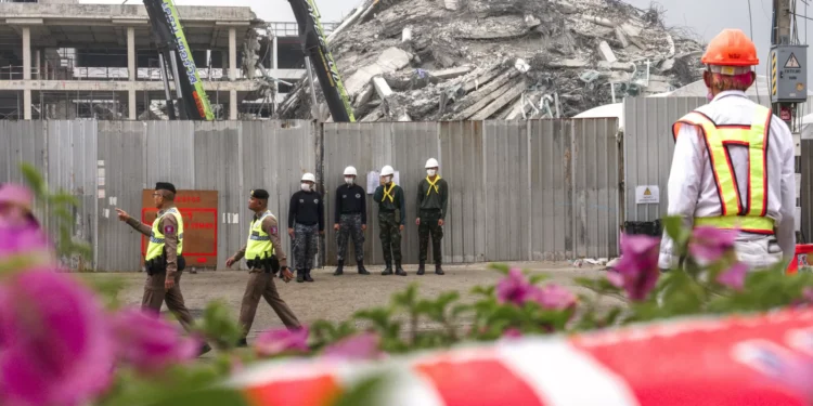 Busca por sobreviventes continua 72 horas após colapso na Tailândia