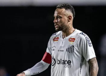 Cortado da Seleção, Neymar jogou pôquer e foi a evento de grife