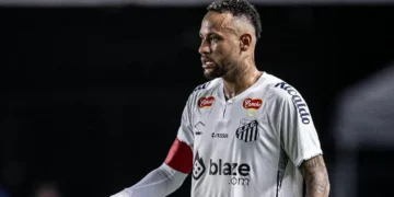 Cortado da Seleção, Neymar jogou pôquer e foi a evento de grife