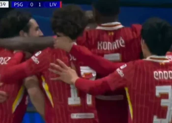 Entrar em campo e marcar. Elliot resolveu assim o triunfo do Liverpool