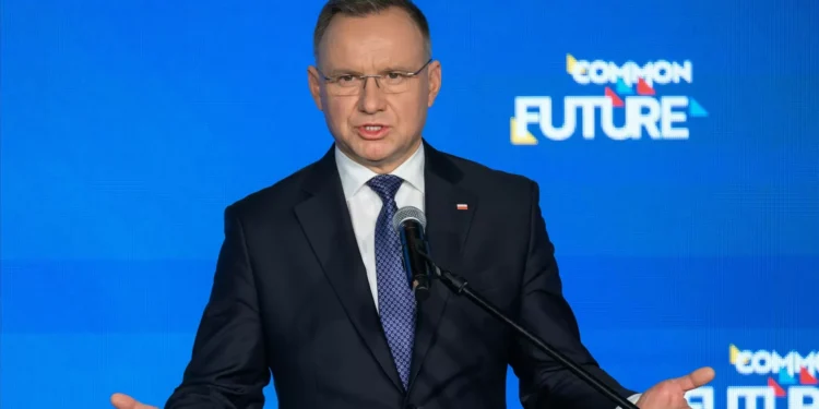 Presidente polaco promulga lei que restringe direito de pedir asilo