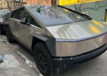 Vandalismo à Tesla longe demais? Colocaram fezes de cão num Cybertruck