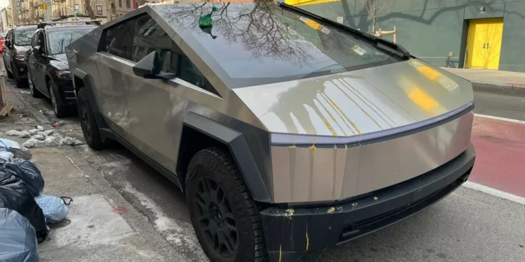 Vandalismo à Tesla longe demais? Colocaram fezes de cão num Cybertruck