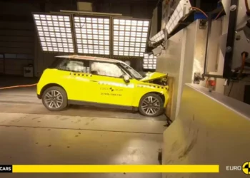 MINI Cooper E com cinco estrelas em teste de segurança