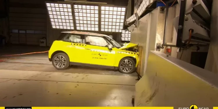MINI Cooper E com cinco estrelas em teste de segurança