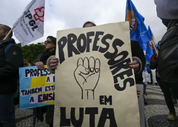 Professores. Aprovado regime especial de recuperação do tempo de serviço