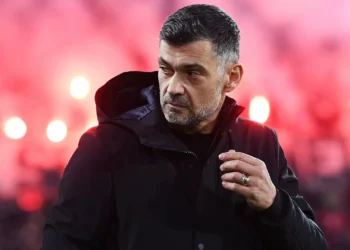 Claque do AC Milan ‘arrasa’ Sérgio Conceição: “Só nos dividiu mais”