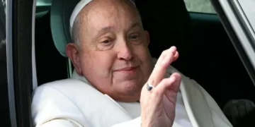 Papa Francisco apresenta melhora após três semanas de internação por pneumonia