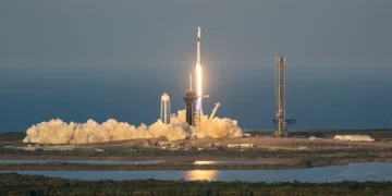 SpaceX lança voo para resgatar astronautas retidos