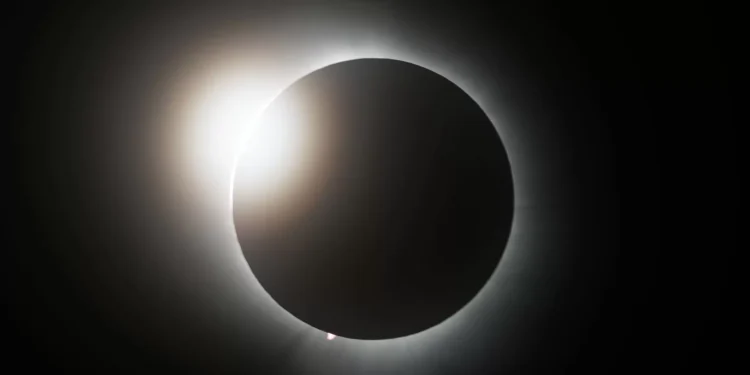 Eclipse solar vai poder ser visto no sábado