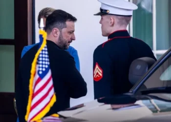 Após abandonar reunião e se desentender com Trump, Zelensky publica mensagem de agradecimento aos EUA