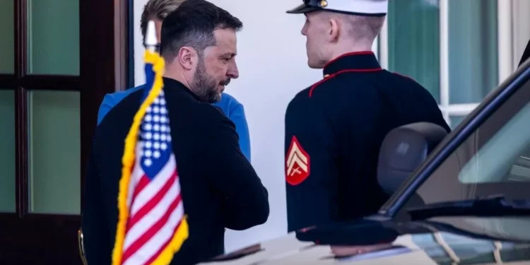 Após abandonar reunião e se desentender com Trump, Zelensky publica mensagem de agradecimento aos EUA