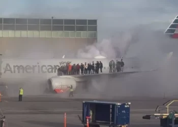 EUA: Avião pega fogo em aeroporto em Denver