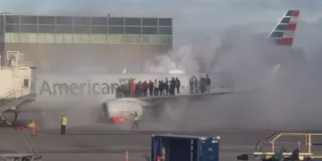 EUA: Avião pega fogo em aeroporto em Denver