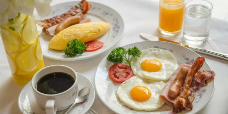 O erro ao pequeno-almoço que o deixa cheio de fome a seguir