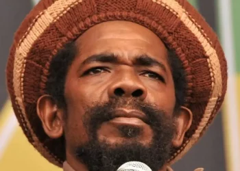 Morre o cantor Cocoa Tea, ícone do reggae, aos 65 anos