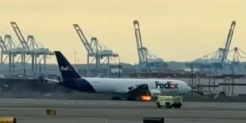 Motor de avião pega fogo após colisão com pássaro nos EUA, e piloto realiza pouso de emergência