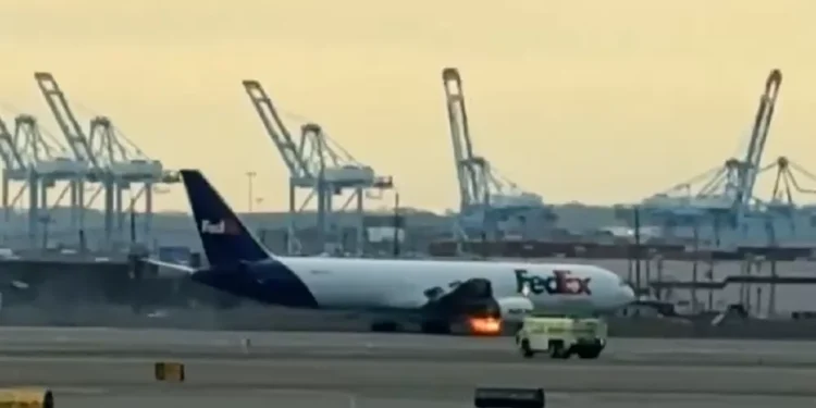 Motor de avião pega fogo após colisão com pássaro nos EUA, e piloto realiza pouso de emergência