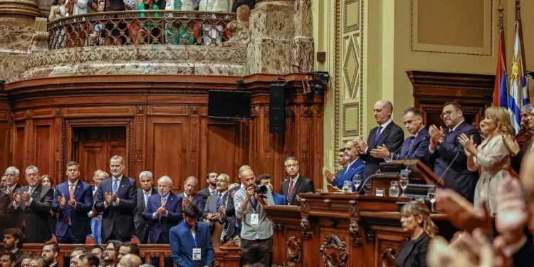Lula participa da posse de novo presidente do Uruguai e reencontra Mujica: ‘Acima da média dos seres humanos’
