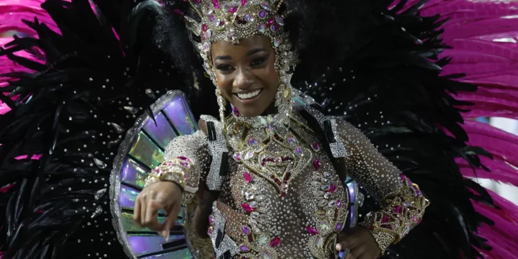 Escola de samba Beija-Flor leva o título no Carnaval do Rio de Janeiro