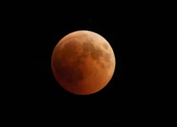 Em que dia se pode ver o eclipse lunar? Portugal vai poder ver o fenómeno? Que cuidados se deve ter?