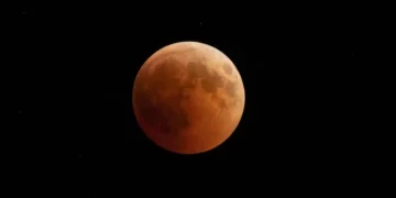 Em que dia se pode ver o eclipse lunar? Portugal vai poder ver o fenómeno? Que cuidados se deve ter?