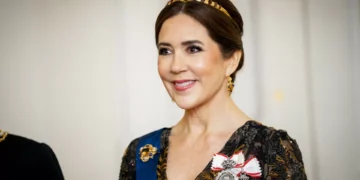 Mary da Dinamarca usa joia histórica que não era vista há 140 anos