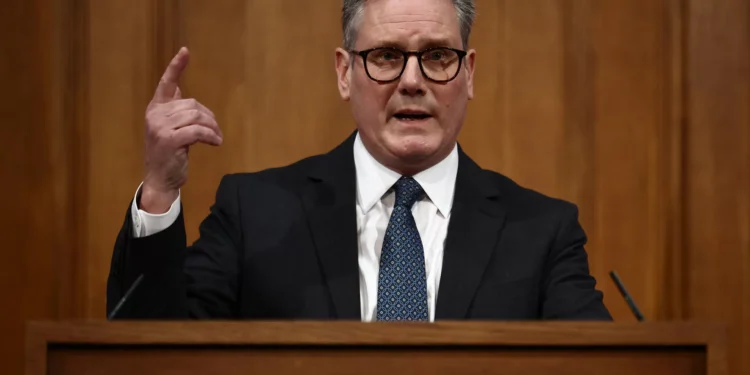 Keir Starmer acusa Vladimir Putin de “não levar a paz a sério”