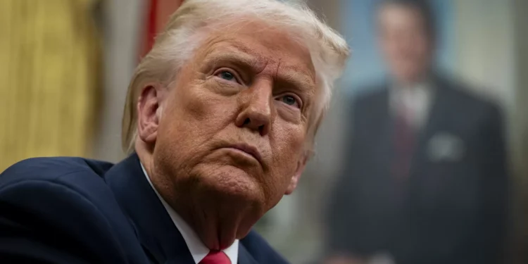 Governo de Trump obrigado a readmitir milhares de funcionários demitidos