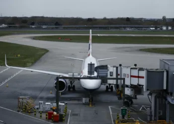 Aeroporto de Londres começa a retomar voos após incêndio que interrompeu tráfego aéreo mundial
