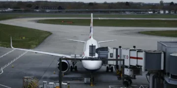 Aeroporto de Londres começa a retomar voos após incêndio que interrompeu tráfego aéreo mundial