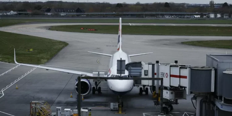 Aeroporto de Londres começa a retomar voos após incêndio que interrompeu tráfego aéreo mundial