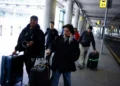 Fechamento do maior aeroporto da Europa afeta 291 mil passageiros e obriga procura por voos alternativos