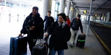 Fechamento do maior aeroporto da Europa afeta 291 mil passageiros e obriga procura por voos alternativos