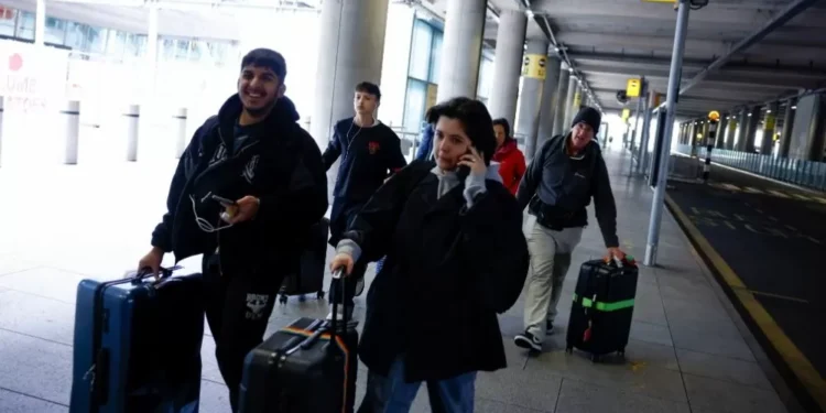 Fechamento do maior aeroporto da Europa afeta 291 mil passageiros e obriga procura por voos alternativos