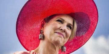 Rainha Máxima dá nas vistas com visual impactante no Quénia