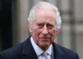 Rei Charles fica em observação por efeito colateral do tratamento do câncer
