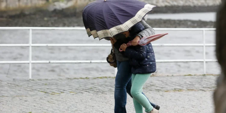 Vento forte põe 15 distritos de Portugal continental sob alerta laranja