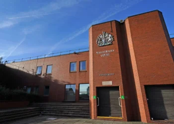 Jovem que matou familiares em Luton condenado a prisão perpétua