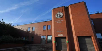 Jovem que matou familiares em Luton condenado a prisão perpétua