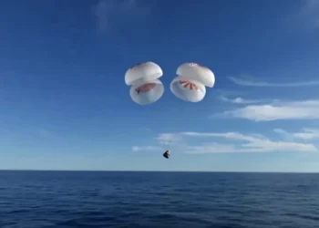 Astronautas ‘presos’ em estação espacial retornam à Terra com pouso no mar