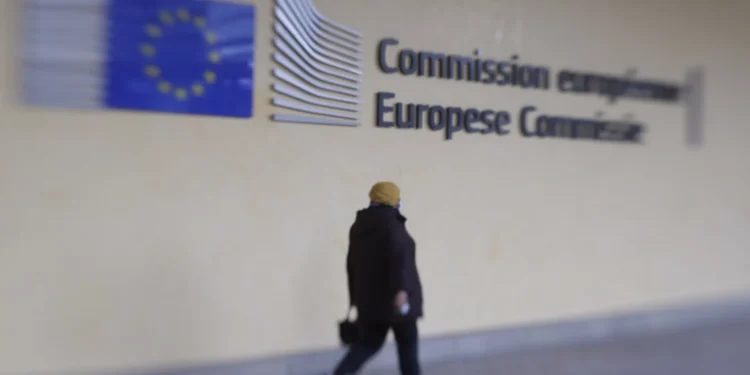 Bruxelas multa 15 ‘gigantes’ de automóveis em 458 milhões de euros