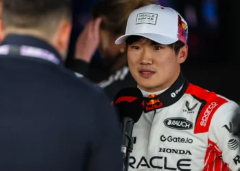 Tsunoda fala sobre a estreia pela Red Bull e avalia o RB21: “É diferente”