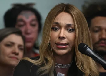 Governo Trump altera gênero de Erika Hilton para masculino em visto para os EUA