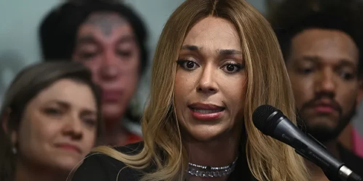 Governo Trump altera gênero de Erika Hilton para masculino em visto para os EUA