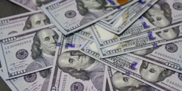 Dólar sobe mais de 3% em meio a tensões comerciais entre EUA e China