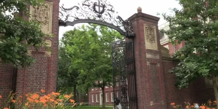 Harvard processa governo Trump por ameaças de corte de financiamento